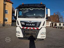 MAN 26.400 TGX mit Baustoffplateau, geteilte Rampen