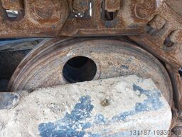 Hitachi ZX220LC (Abu Dhabi)