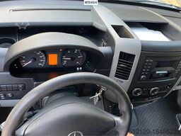 Mercedes-Benz Sprinter 316CDI Box truck w/ Lift. 115,000 km.