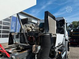 MERCEDES-BENZ AXOR 1829 Kehrmaschine BUCHER