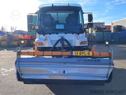 Unimog U400 met Schmidt SK350 veegmachine