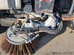 Unimog U400 met Schmidt SK350 veegmachine