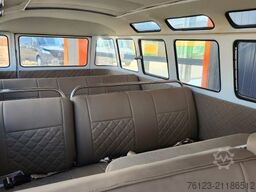 VOLKSWAGEN T 1 Samba mit Safarifenster