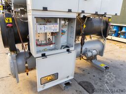 Used Watercooled chiller CARRIER 30HXC110 A0377 PEE 374 kW. 2008 yom