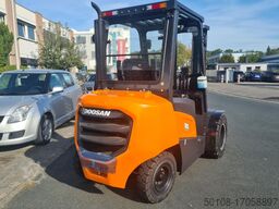 Doosan D30NXP mit Zwillingsbereifung