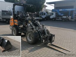 GIANT G2700 X-tra HD with loader bucket and palletfork