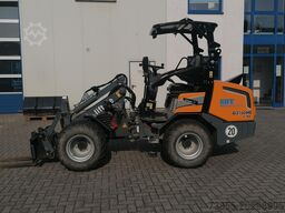 GIANT G2700 X-tra HD with loader bucket and palletfork