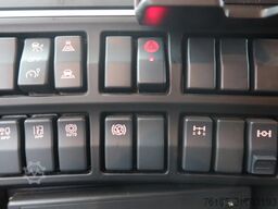 Renault D240 Bak met deuren + Klep 2.000 kg. Automaat. ...