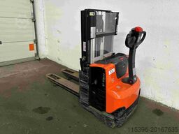 Toyota SWE 200 D - mit INITIALHUB ! - nur 640 Stunden !!