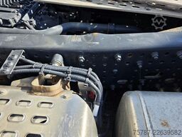 IVECO 490 S-Way mit kleinem Unfallschaden, Retarder