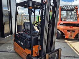 Doosan 1600kg triplex sideshift