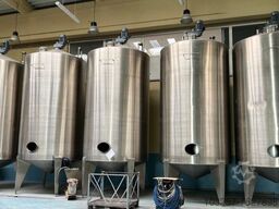 5 CIP Stainless steel tanks with agitator 21m3