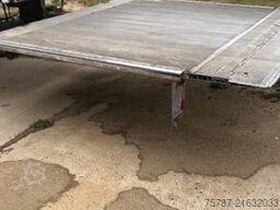 SCHMITZ CARGOBULL City Tiefkühler, 2. Achs drehbar, 3 to Ladebordw