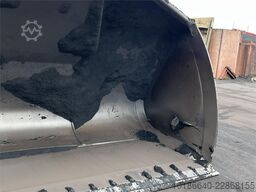 Komatsu WA600-8E0