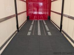 Wiese Gabelstaplertransporter mit Rampe