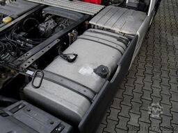 MAN TGX 18.500 4x2 + SKIRTS + FRIDGE + RETARDER