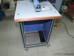 Eyeletting machine for advertising banners