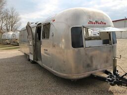 Airstream Land Yacht Sovereign Catering + Foodtrailer
