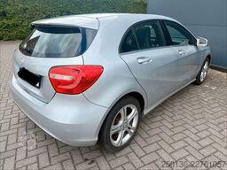 MERCEDES-BENZ A 180 Urban Pano/Auto/Navi/PDC