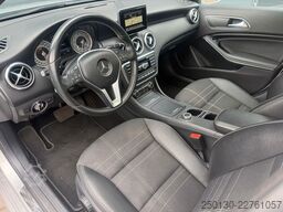 MERCEDES-BENZ A 180 Urban Pano/Auto/Navi/PDC