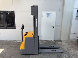 Jungheinrich EJC 220 G / 1716 Std. / Lack NEU