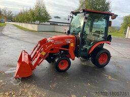 Kubota B2650 mit Frontlader und Schaufel
