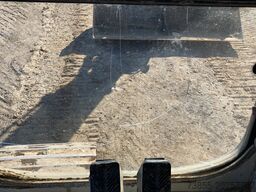 Liebherr R906 LC Litronic with two buckets