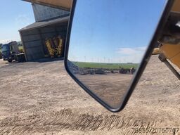 Liebherr R906 LC Litronic with two buckets