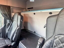 Mercedes-Benz Arocs 3253 tridem hook truck