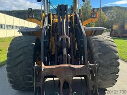 Volvo L110E Wheel Loader w/ Bucket