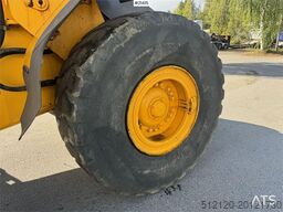 Volvo L110E Wheel Loader w/ Bucket