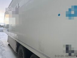 Schmitz Cargobull closed semi-trailer w/ Carrier aggregate and lift