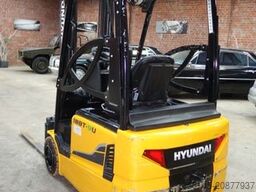 HYUNDAI 18BT-9U UVV Neu 4,25m Hubh 1680kg Ladegerät