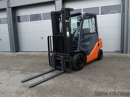 TOYOTA 8FGF 20 Triplex SS + ZH2 Kabine Stapler