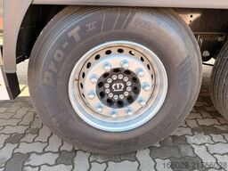 KRONE Koffer-Sattelauflieger mit Ladebordwand