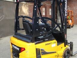 HYUNDAI 18BT-9U UVV 4,25m Hubh 1680kg Ladegerät