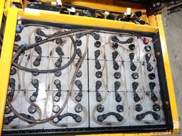 HYUNDAI 18BT-9U UVV 4,25m Hubh 1680kg Ladegerät