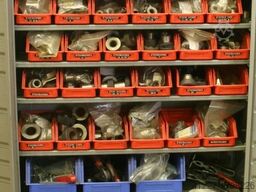 Niederberger mit Ersatzteilen für Werkzeugbau