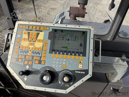 Volvo P6820 Asphaltfertiger mit Verbreiterunge