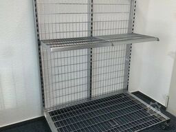 Höhe: 1.587 mm/ Tiefe: 855 mm/ Breite: 1.310 mm/ inkl. Feststellrollen