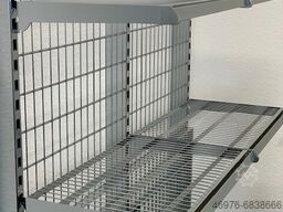 Höhe: 1.587 mm/ Tiefe: 855 mm/ Breite: 1.310 mm/ inkl. Feststellrollen