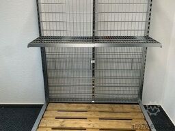 Höhe: 1.587 mm/ Tiefe: 855 mm/ Breite: 1.310 mm/ inkl. Feststellrollen