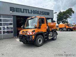 Mercedes-Benz Unimog U 318 mit Gmeiner Streuer STA 2500 TC