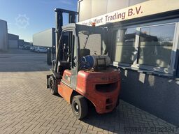 NISSAN UGD02A30PQ Triplo 600 Freelift / Sideshift LPG 2002