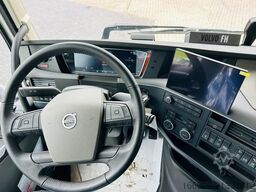 VOLVO 8x2 mit Schwerlast-Ladebordwand Rampe Stapler