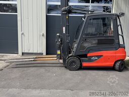 Linde E30L mit teleskopierbaren Zinken