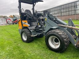 Giant G2500HD Xtra kniklader shovel