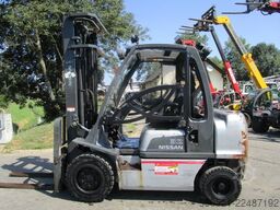 Nissan 3,2 Ton.-Triplex-FH 5,5m + Seitenschieber