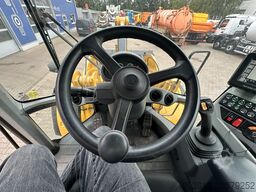 CATERPILLAR 930M Radlader mit Schaufel 2.090 BTH
