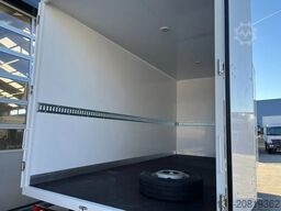 Mercedes-Benz Accelo 915 4x2 Closed Cargo Truck